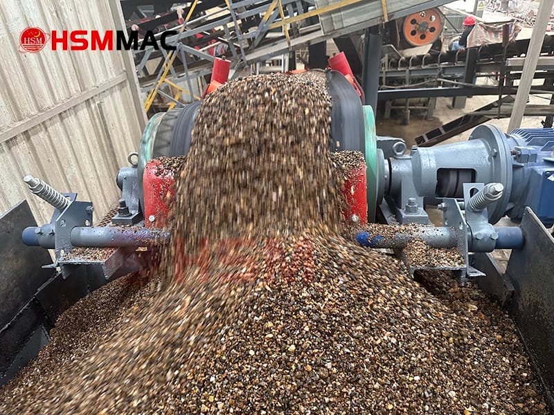 Double-roller sand making machine site Working site of the double-roller sand making machine