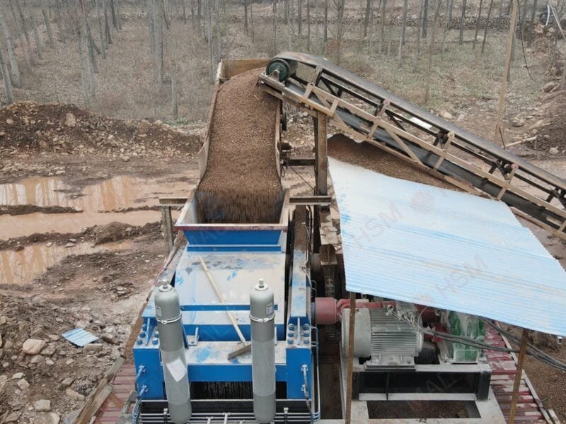 Brick Plant Roll Crusher in Operation