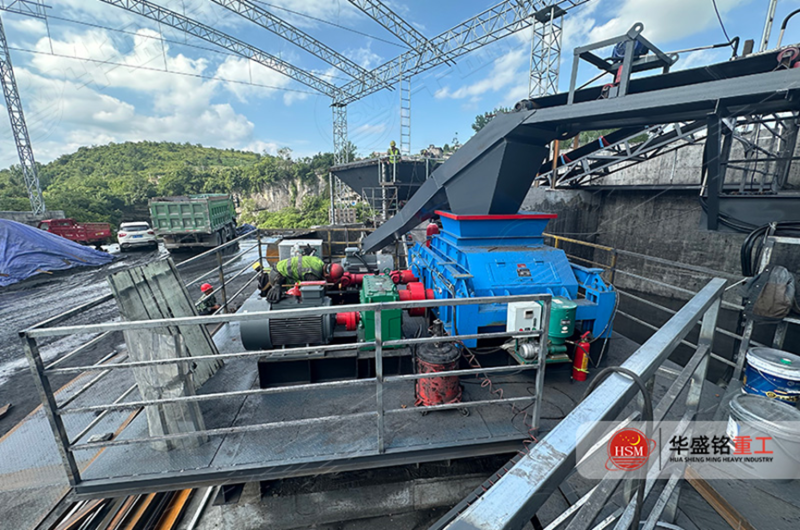 HSM 2PGY1010 hydraulic double roller crusher and raw vs. finished coal gangue aggregate samples HSM 2PGY1010 hydraulic double roller crusher and raw vs. finished coal gangue aggregate samples