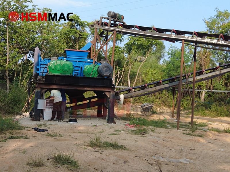 Double-roll Sand-Making Machine Under Installation Double-roll Sand-Making Machine Under Installation
