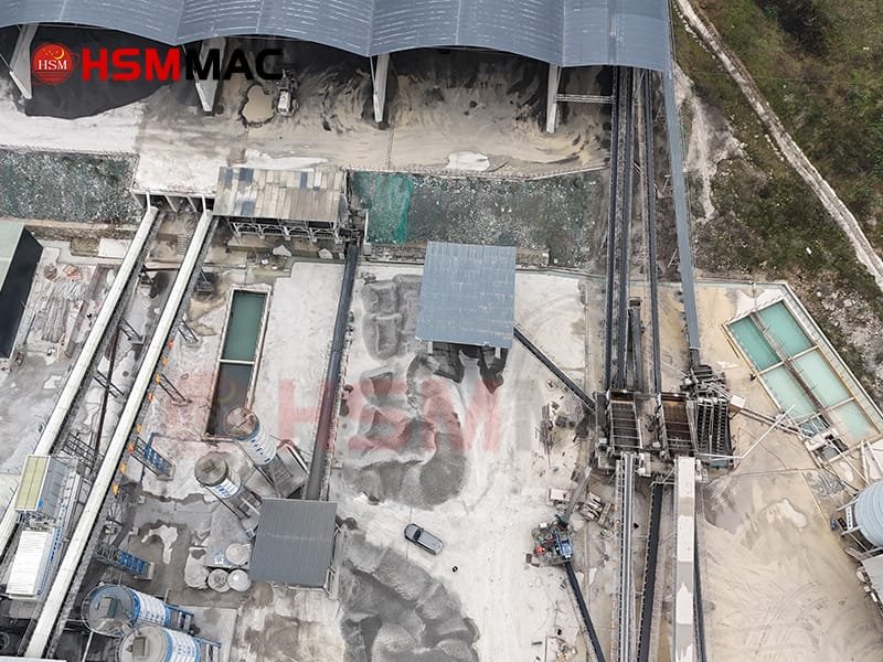 Photo showing a scalping grizzly screen separating oversized boulders before feeding an HSM double roll crusher. Photo showing a scalping grizzly screen separating oversized boulders before feeding an HSM double roll crusher.